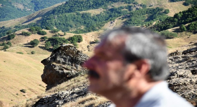  Ovaya Bakan Adam  kaya taşı ilgi odağı
