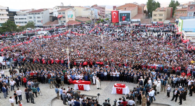 Şehit anne ve oğluna gözü yaşlı veda