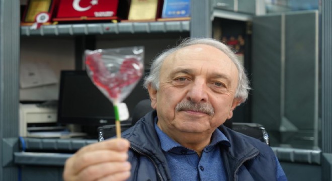 10 yıldır Ramazan’da iftarlık horoz şekeri dağıtıyor
