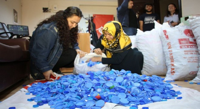 18 çuval dolusu mavi kapak topladılar