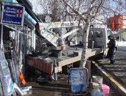 Freni boşalan araç iş yerine girdi