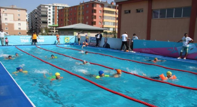 5 bin çocuk yüzme öğrendi