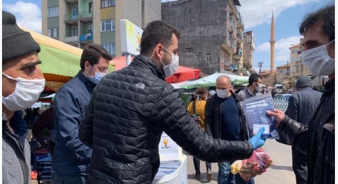 AK Parti Gençlik Kolları maske dağıttı