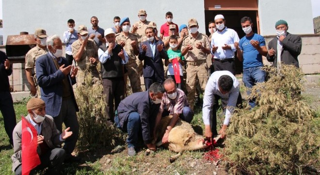 ‘Allah’ım onların ayağını taşa değdirmesin’