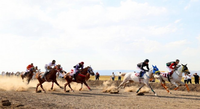 At yarışlarıyla gelenekler yeniden yaşatıldı