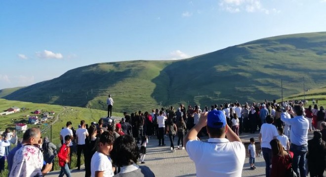 Atatürk siluetini alkışlarla izlediler