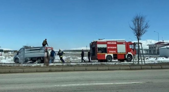 Aziziye’de kağıt yüklü kamyonet yandı