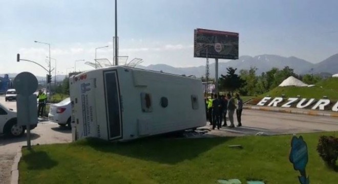 BŞ Personel servisi devrildi: 4 yaralı
