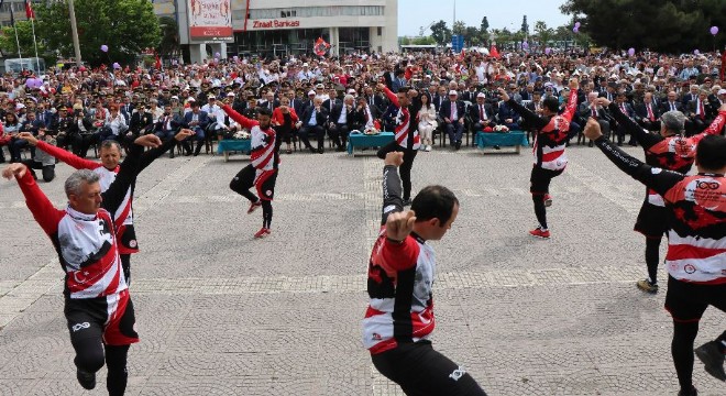 Bayrağı zeybek eşliğinde teslim ettiler