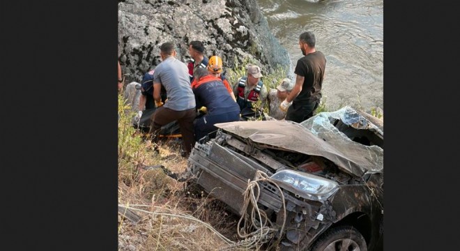 Bingöl yolunda araç dereye devrildi: 1 ölü, 4 yaralı