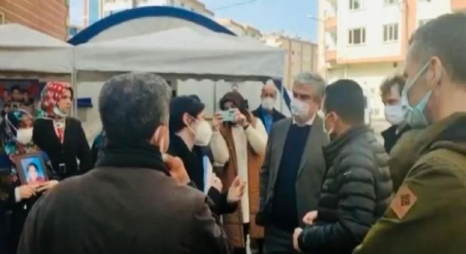 Büyükelçi Annan’dan nöbetteki ailelere ziyaret