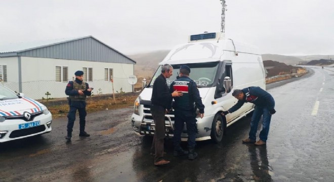 Çat İlçe Jandarma Trafik Ekiplerinden kış lastiği uygulaması