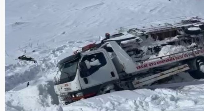 Çekici taşıdığı araç ile şarampole devrildi