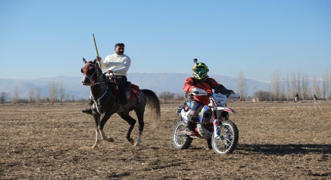 Ciritte bu kez atların rakibi motosikletliler oldu