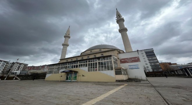 Çocukların biber gazlı oyunu cemaati namazından etti