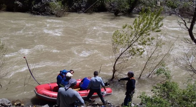 Coşan nehir, ekiplere zor anlar yaşattı