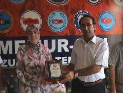Kur’an bülbülüne teşekkür plaketi