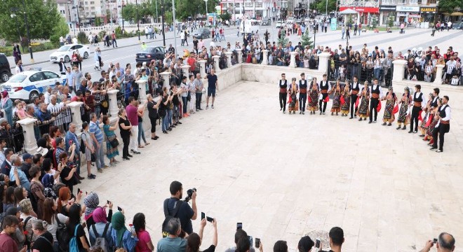 Doğu Ekspresi yolcularına halaylı karşılama