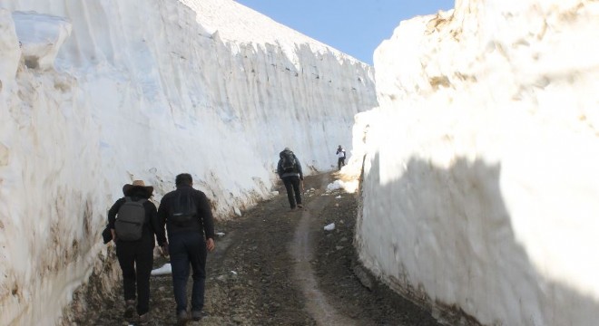 Doğu’da Temmuz ayında insan boyunu aşan kar kütleleri