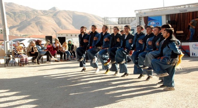 Doğu’da Üniversite öğrencilerine davullu zurnalı karşılama
