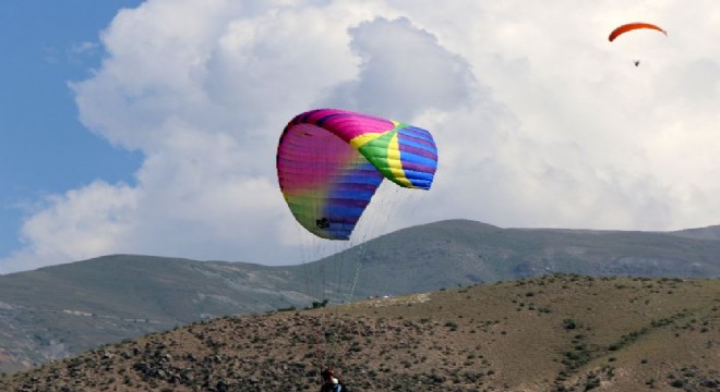 Doğu’da yamaç paraşütü heyecanı