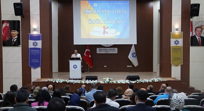 ETÜ’de akademik giysi ve ödül töreni yapıldı