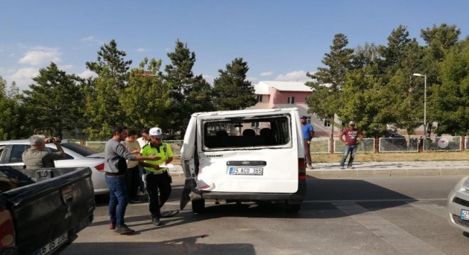 Erzurum-Dadaşkent yolunda kaza: 3 yaralı