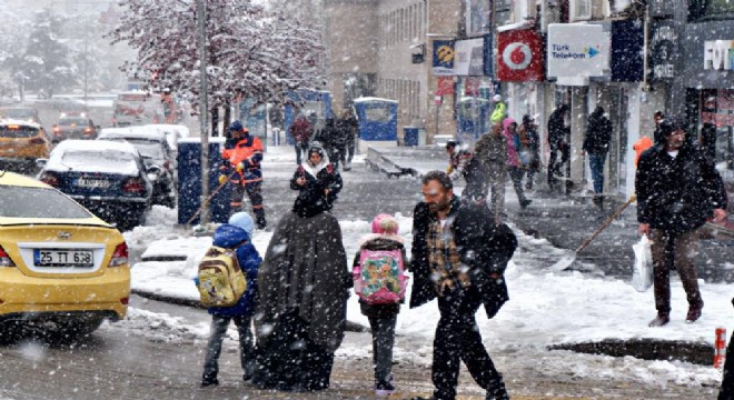 Erzurum’da eğitime kar engeli