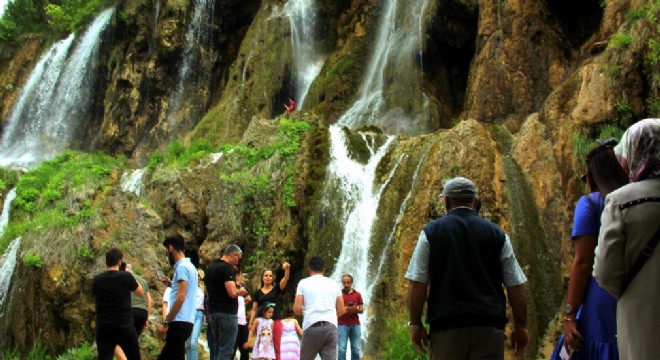 Girlevik Şelalesi ilgi odağı oldu