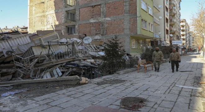 Güvenlik korucuları deprem bölgesinde nöbette