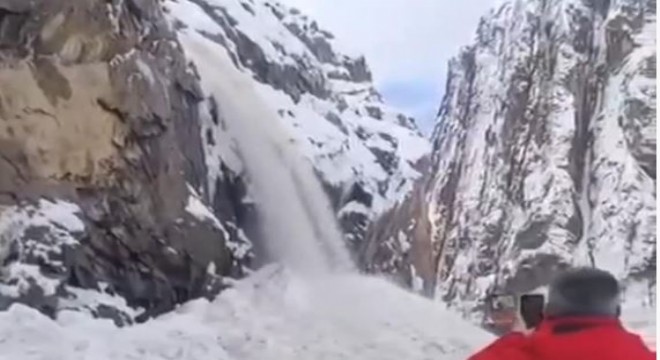 Hakkari - Çukurca karayoluna 2 ayrı çığ düştü