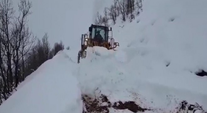 Heyelan yol kapattı, ekipler açtı