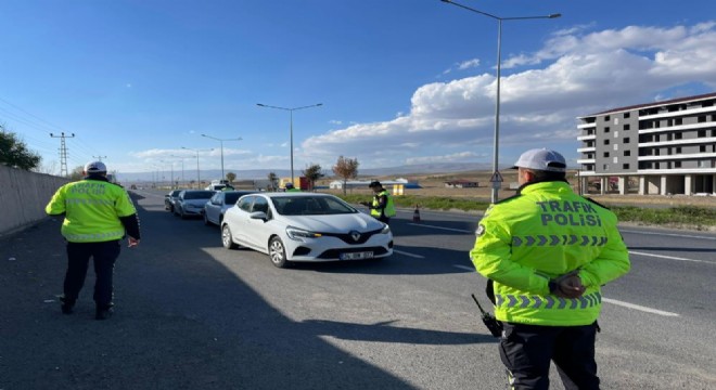 Horasan yolunda trafik denetimleri aralıksız sürüyor