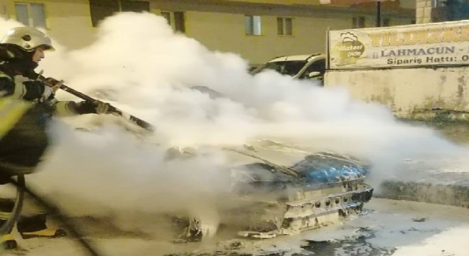 Hüseyin Avni Ulaş’ta oto yangını