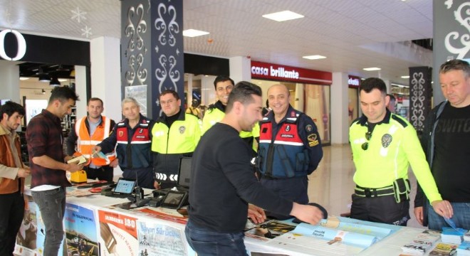 İş merkezi önünde Trafik standı açtılar