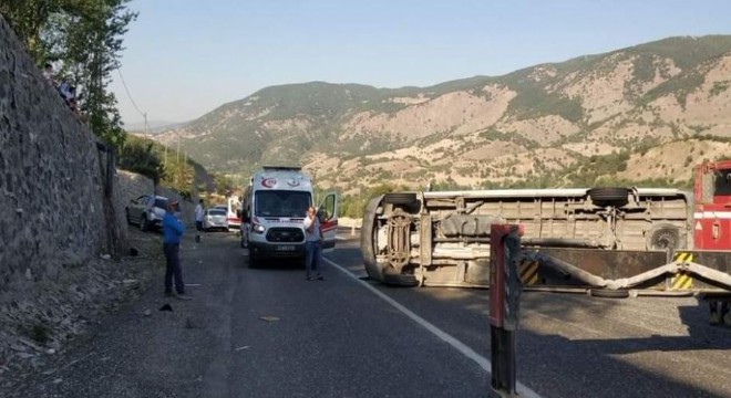 İşçileri taşıyan minibüs devrildi: 20 yaralı