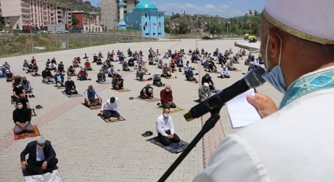 İspir Halk Pazarında cuma namazı