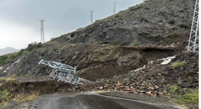 İspir’de sel nedeniyle yol çöktü