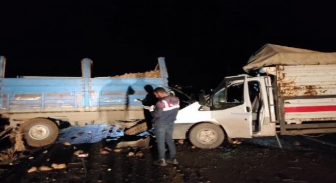 Kamyonet pancar yüklü traktöre çarptı: 5 yaralı