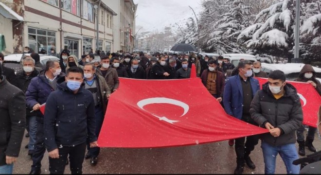 Kar yağışı altında teröre lanet yürüyüşü