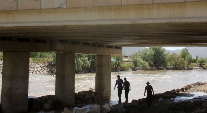 Karasu Nehrine atlayan kadını çoban kurtardı