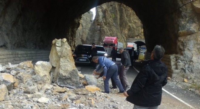 Karayoluna kaya düştü, ekipler kısa sürede yolu açtı