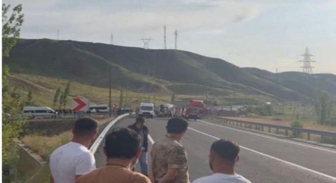 Kars yolunda tır ile otomobil çarpıştı: 1 ölü, 2 yaralı