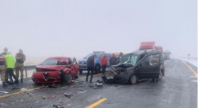 Kars yolunda zincirleme kaza: 1 i ağır 3 yaralı