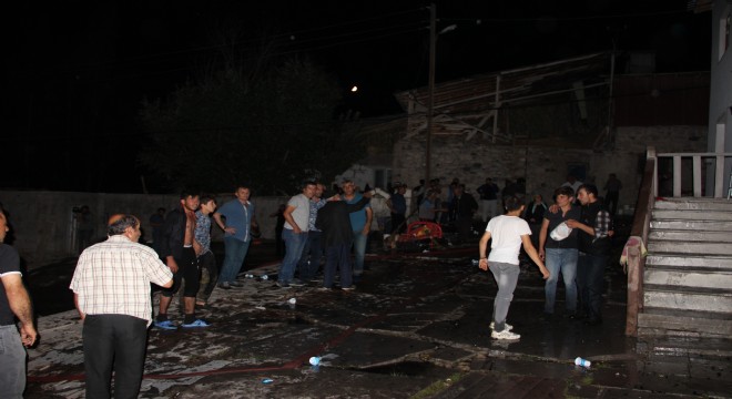 Kırmızıtaş’ta 5 ev ve ahır kül oldu