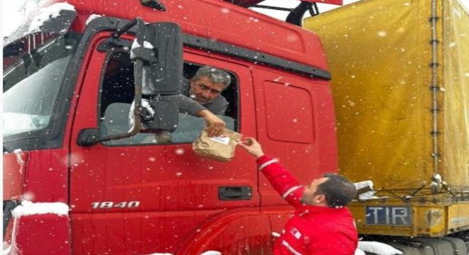 Kızılay’dan mahsur kalan sürücülere destek