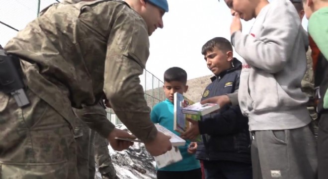 Komandolar yüzleri güldürüyor