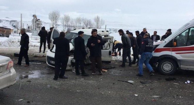 Köprüköy de yolcu otobüsü kamyonete çarptı: 3 yaralı