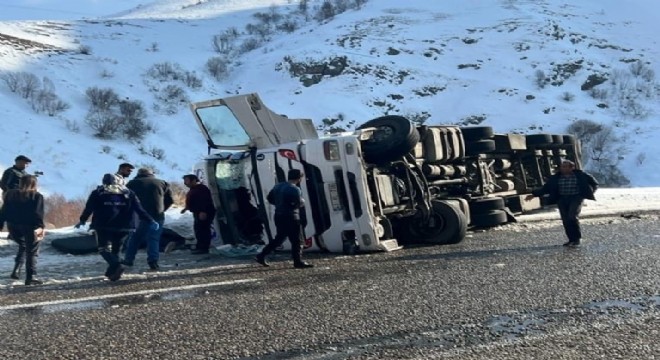 Lastiği patlayan tır devrildi: 2 yaralı