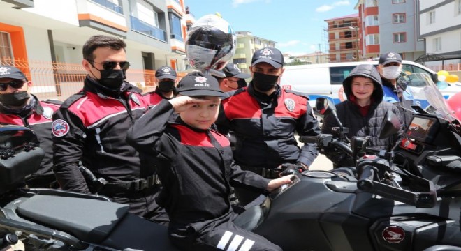 Lösemi hastası küçük çocuğa polislerden duygulandıran sürpriz